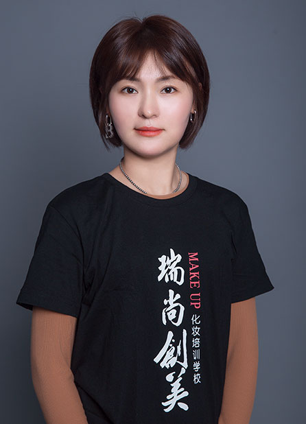 徐麗晶：朋友的介紹，我選擇了化妝行業(yè)，在瑞尚創(chuàng)美學習化妝